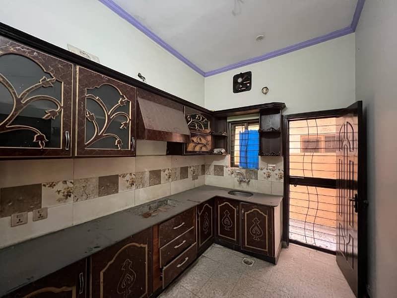 Central Park A Block 10 Marla Slightly Use House For Sale Prime Location Near Tooo Park And Masjid Gas Meter Install. . 14