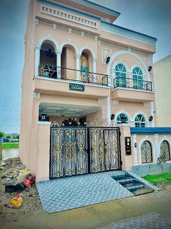 Central park A1 block 5 Marla Spanish house facing park available for sale prime location near tooo park and Masjid. . 0