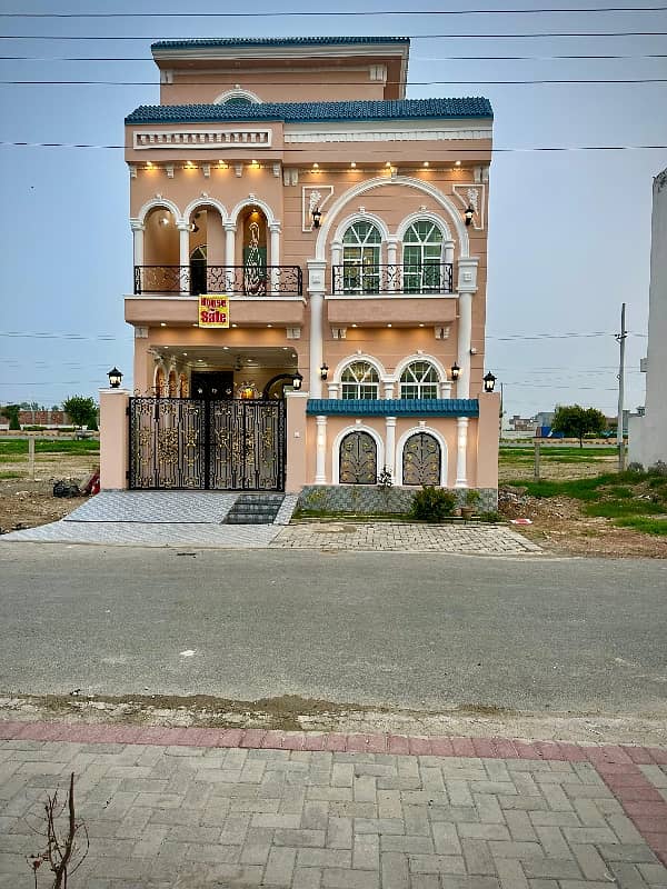 Central park A1 block 5 Marla Spanish house facing park available for sale prime location near tooo park and Masjid. . 3