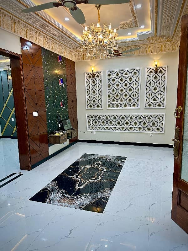 Central park A1 block 5 Marla Spanish house facing park available for sale prime location near tooo park and Masjid. . 7