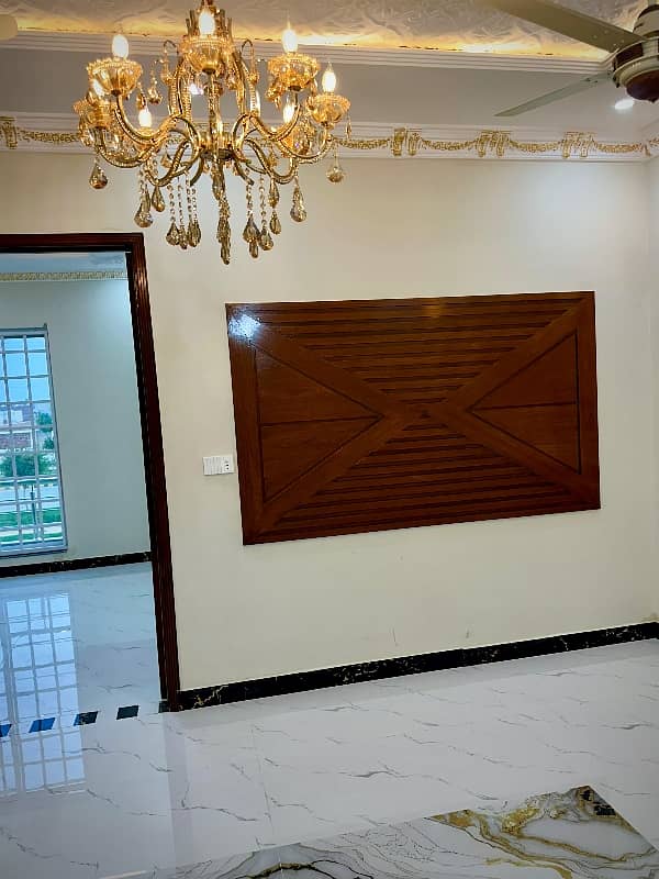 Central park A1 block 5 Marla Spanish house facing park available for sale prime location near tooo park and Masjid. . 33