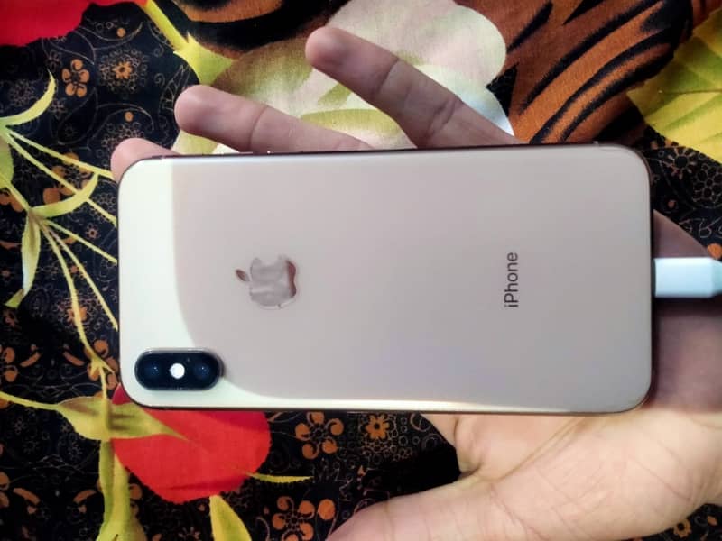 iphone  Xs golden colour 1