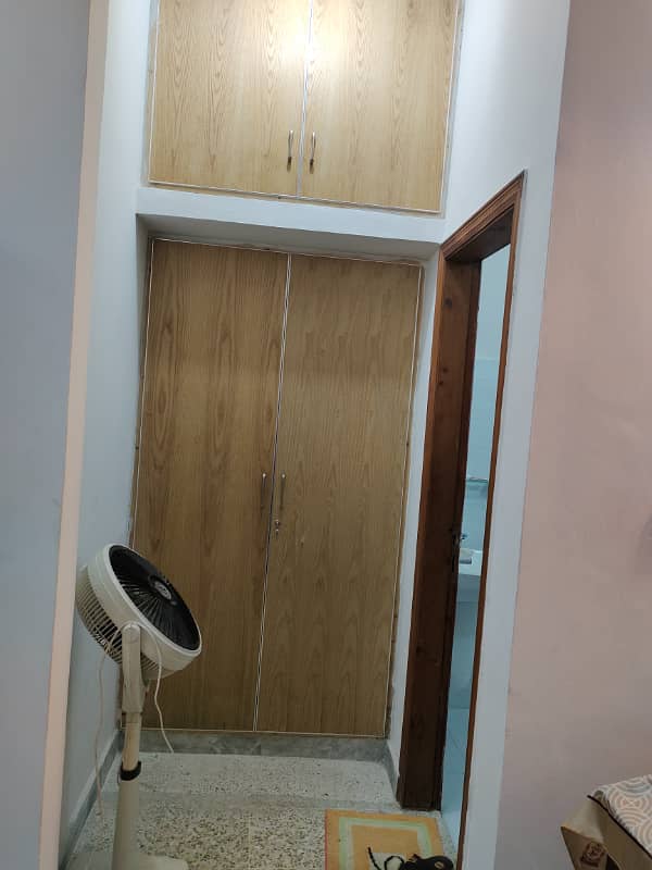 Beautiful kanal ground portion available for rent in g-10 Islamabad at main road, 4 bedrooms with bathrooms, drawing, dining, TVL, car porch, All meters separate and water separate, and gate separate, servant quarter with bathroom, near to markaz. 6