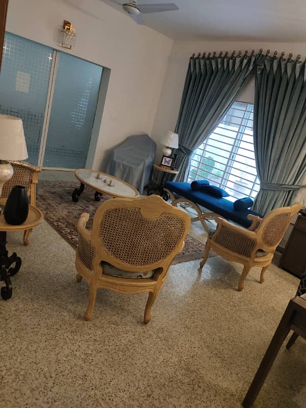 Beautiful kanal ground portion available for rent in g-10 Islamabad at main road, 4 bedrooms with bathrooms, drawing, dining, TVL, car porch, All meters separate and water separate, and gate separate, servant quarter with bathroom, near to markaz. 9