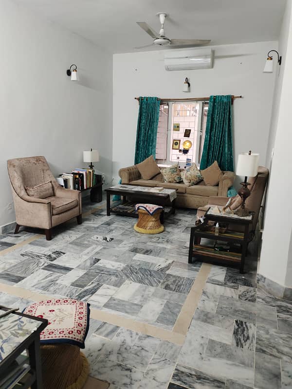 Beautiful kanal ground portion available for rent in g-10 Islamabad at main road, 4 bedrooms with bathrooms, drawing, dining, TVL, car porch, All meters separate and water separate, and gate separate, servant quarter with bathroom, near to markaz. 10