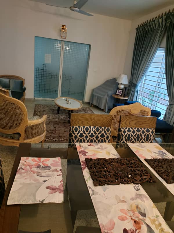 Beautiful kanal ground portion available for rent in g-10 Islamabad at main road, 4 bedrooms with bathrooms, drawing, dining, TVL, car porch, All meters separate and water separate, and gate separate, servant quarter with bathroom, near to markaz. 11