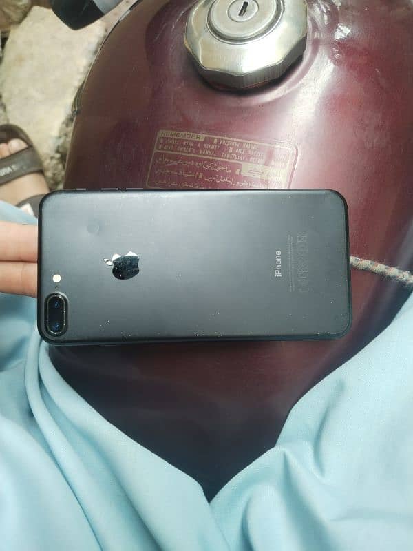 IPhone 7plus 10 by 10 pta aprow 32. gb. 73. battry. 6