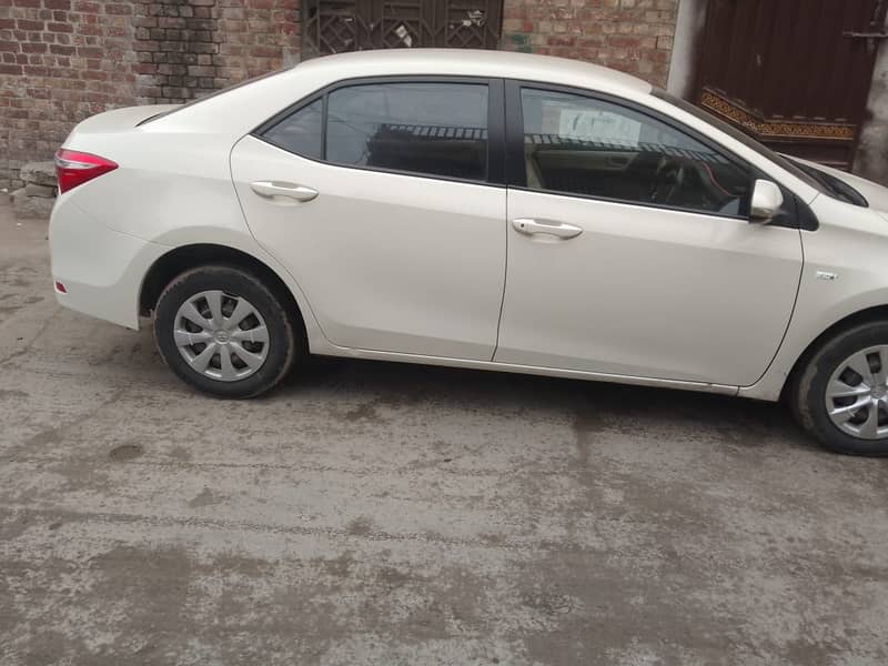 Toyota Corolla XLi model 2015 3