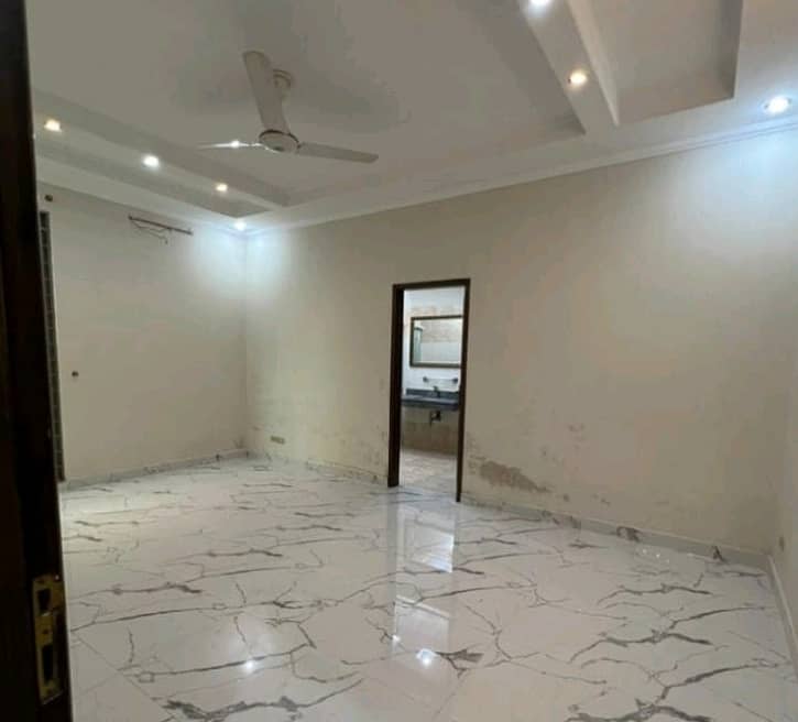 Gulberg House Sized 10 Marla For rent 4