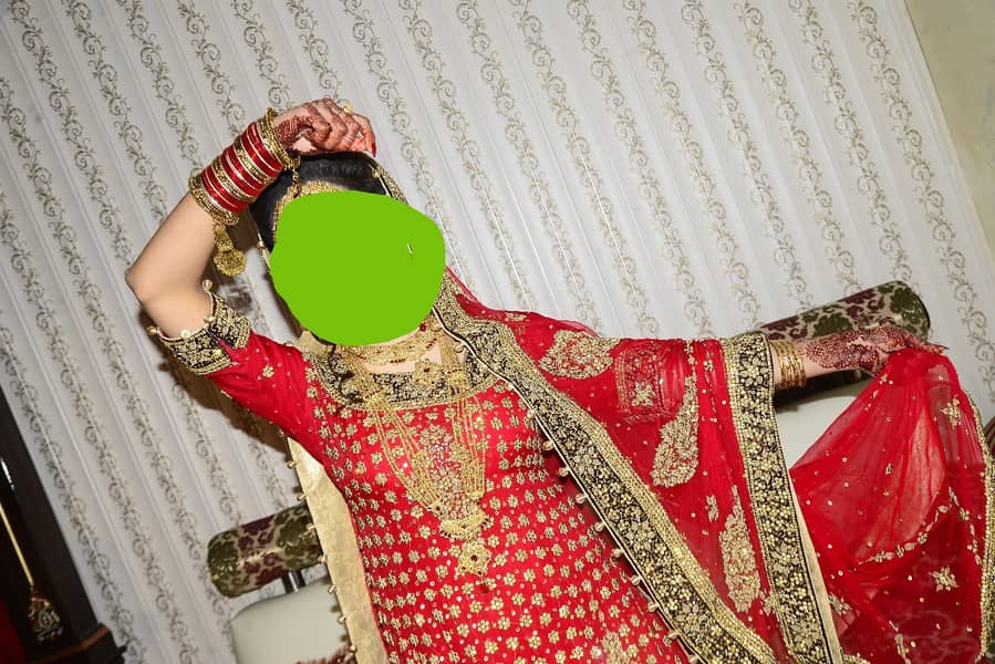 Bridal lehnga selling for urgent 2