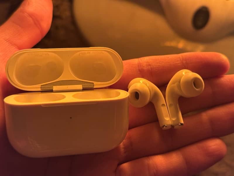 Apple AirPods Pro - 1st Generation (Original) 2