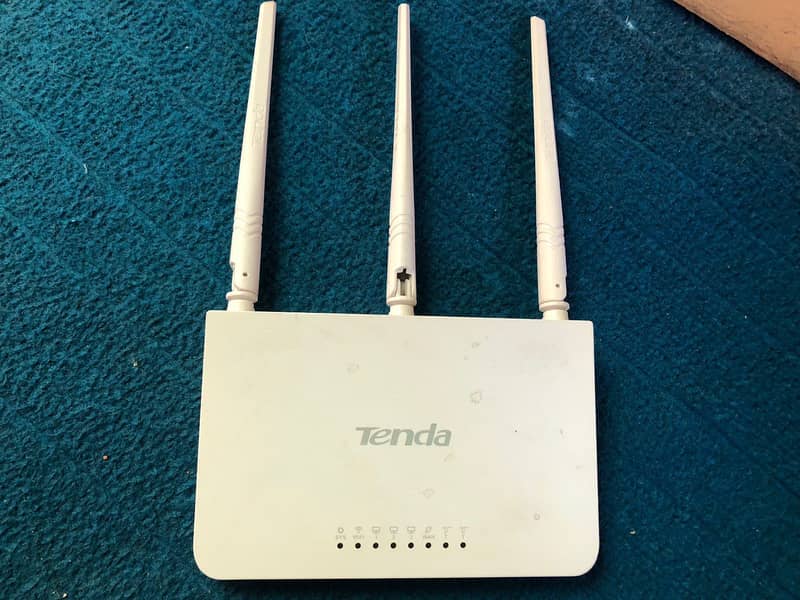 Tenda F3 Router With 3 Antennas For Top Wifi Speed Very Good Condtion 0