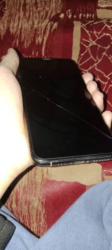 iphone xs  ne 10/10 condition 5