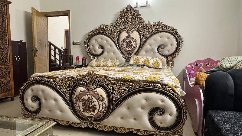 Heavy carving double bed set few months used 0