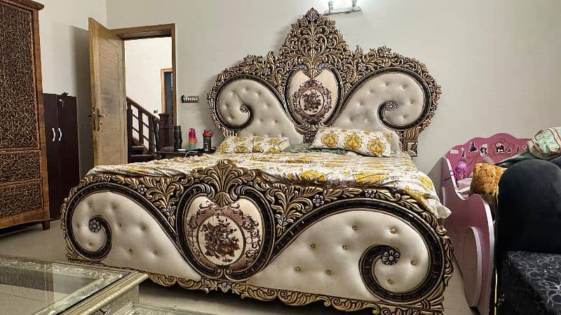 Heavy carving double bed set few months used 1