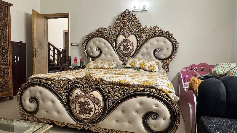 Heavy carving double bed set few months used 2