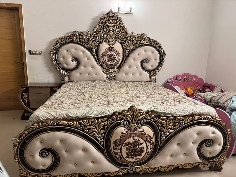 Heavy carving double bed set few months used 3