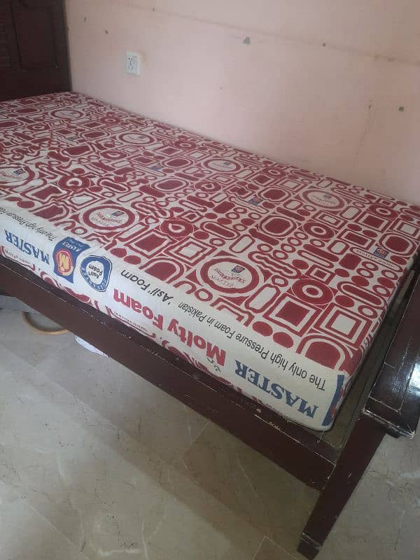 Queen size wooden bed with moltyfoam mattress in reasonable price 0