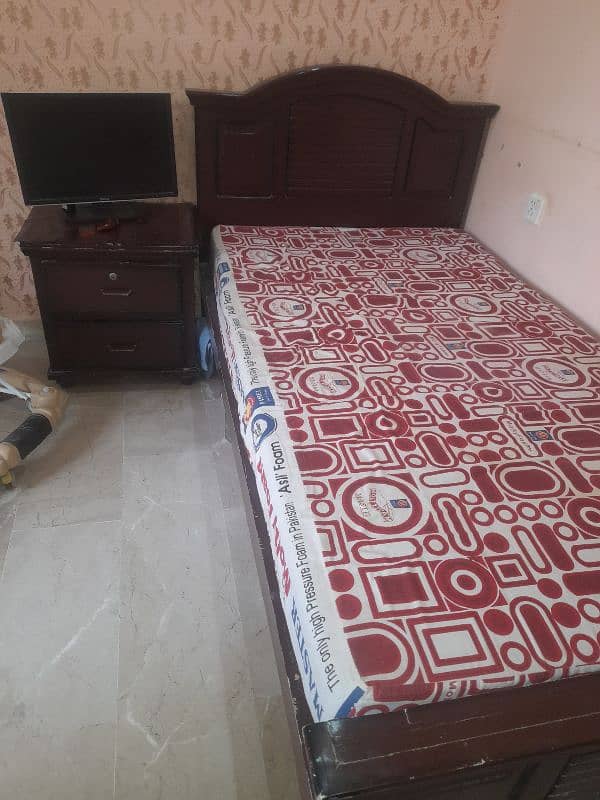 Queen size wooden bed with moltyfoam mattress in reasonable price 1