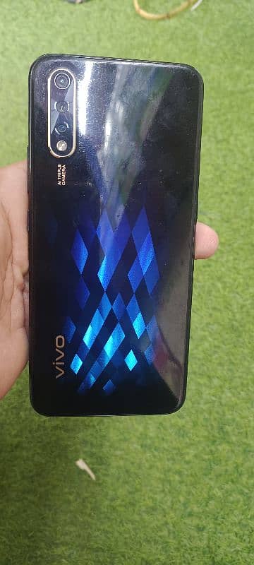 vivo S1 . . . . . . . . . . . . . 4 Ram 128 GB 0