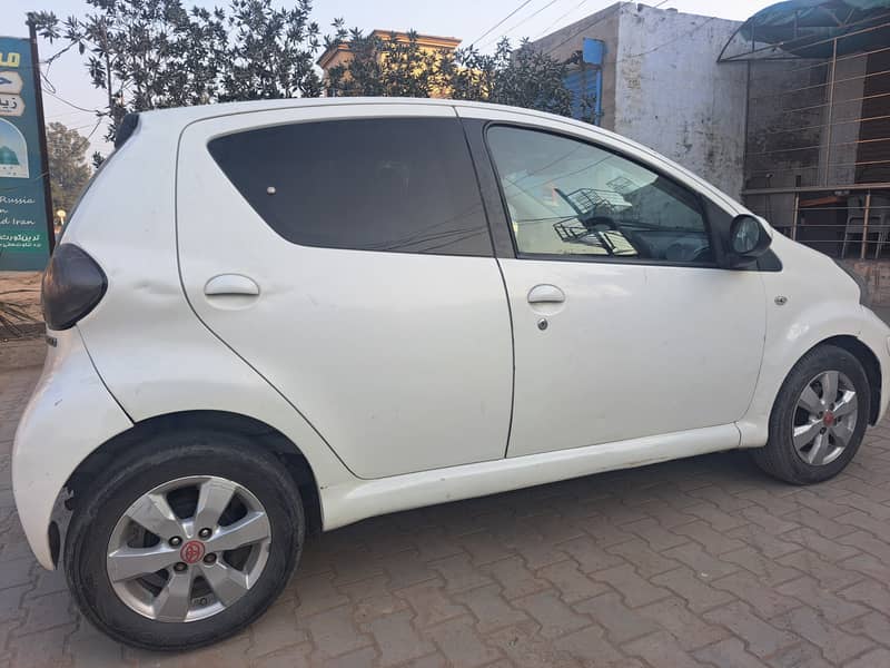 Toyota Vitz 2012 4