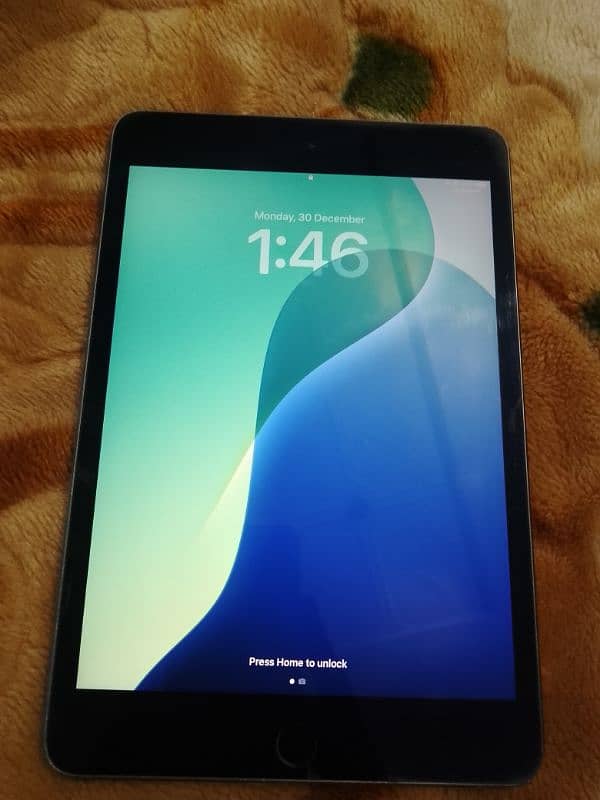 Ipad mini 5 64GB with box and charger 1