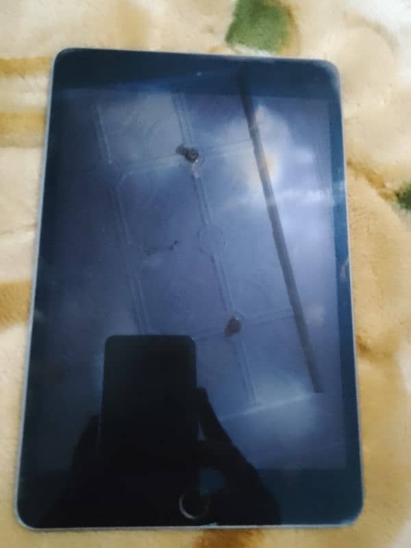 Ipad mini 5 64GB with box and charger 6