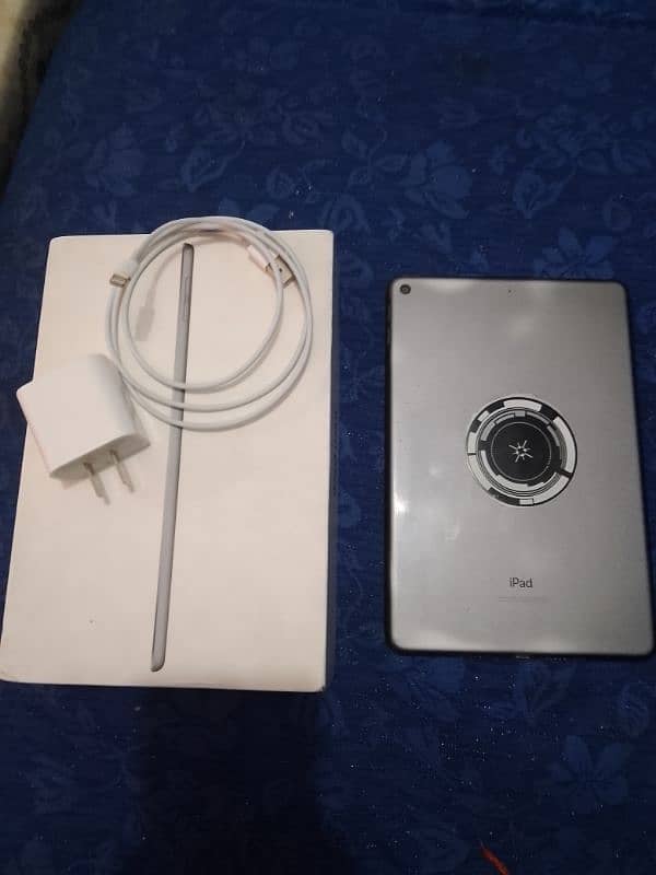 Ipad mini 5 64GB with box and charger 9