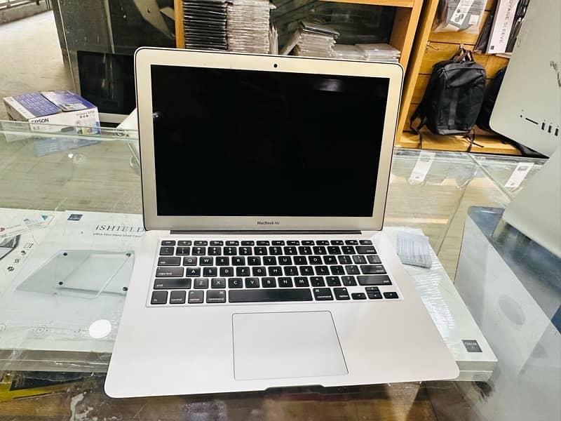 MacBook Air 2017 model i5  8/128 13.3 inch 4