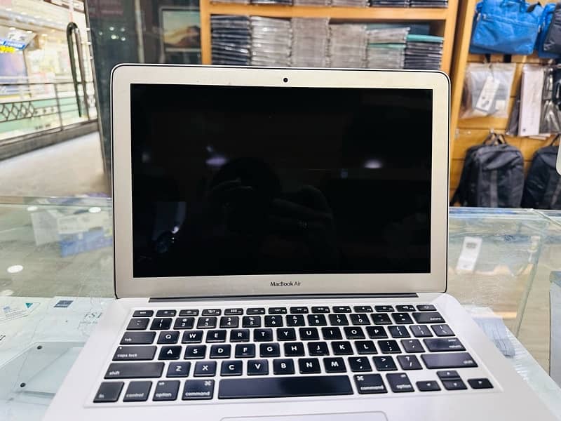 MacBook Air 2017 model i5  8/128 13.3 inch 5