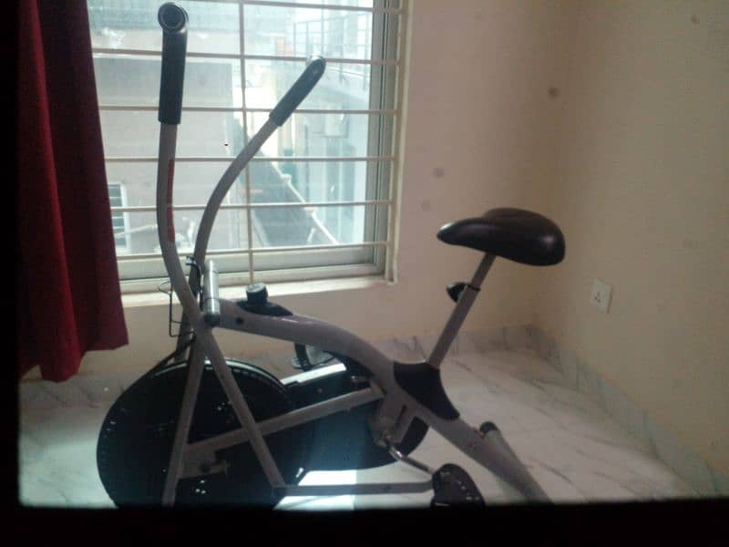 Excellent condition elliptical slim line exercise bike. 5