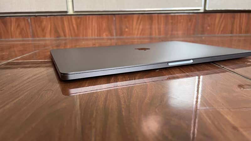 • MacBook Pro i7 (2019-16”inch) 16/512 SSD, Graphics card 4GB 7