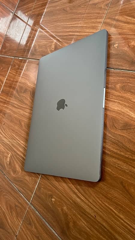 • MacBook Pro i7 (2019-16”inch) 16/512 SSD, Graphics card 4GB 8