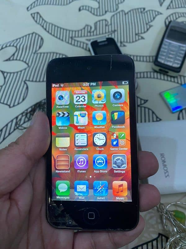 IPOD 8GB WITHOUT SIM PTA APROVED NET USEING GAMEIING ETC. 0