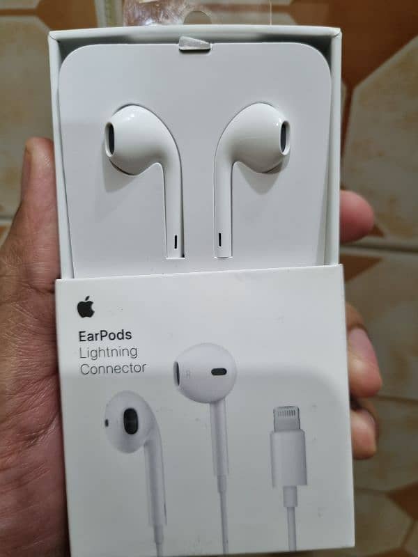 Apple EarPods with Lightning Connector [Genuine] 1