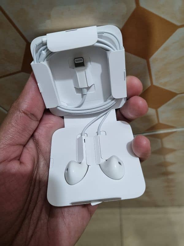 Apple EarPods with Lightning Connector [Genuine] 2