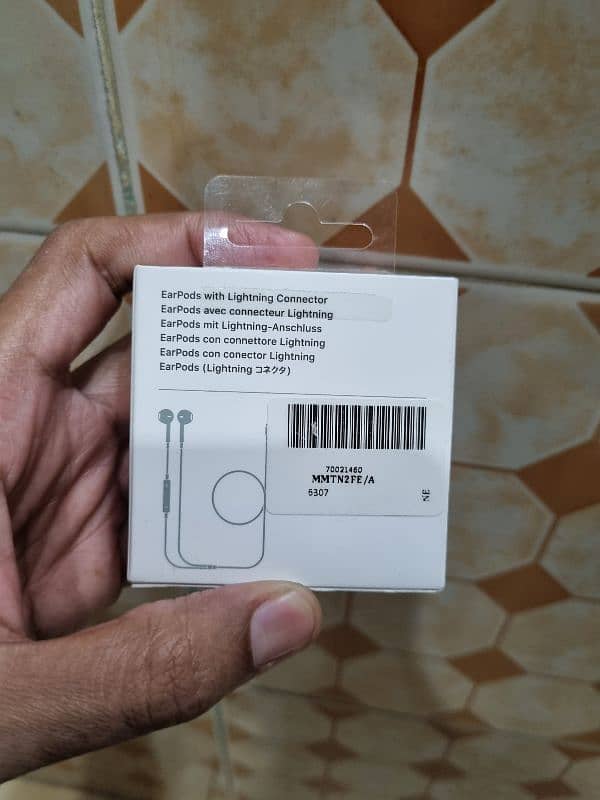 Apple EarPods with Lightning Connector [Genuine] 3