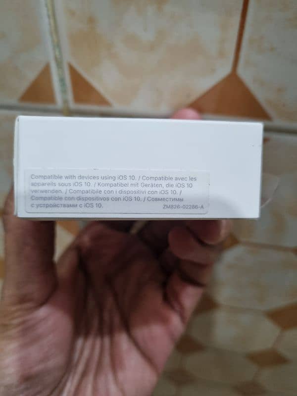 Apple EarPods with Lightning Connector [Genuine] 5