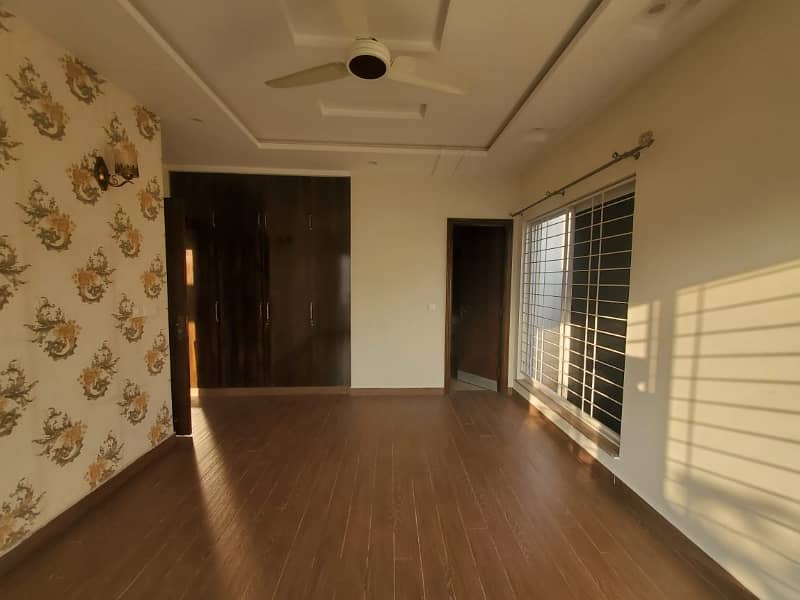 10 Marla Majestic House For Rent In DHA Phase 4, Block EE, Lahore. 4