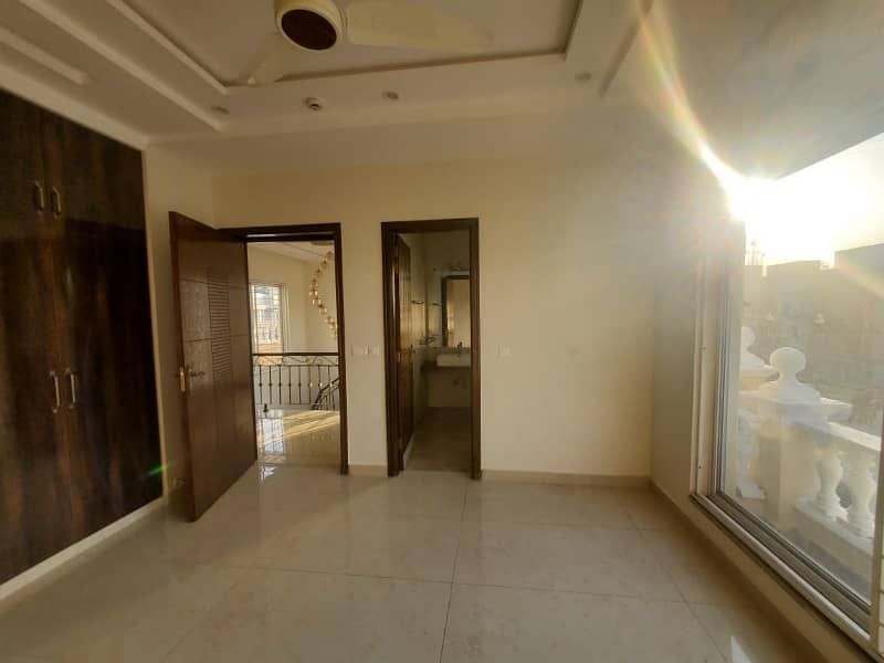 10 Marla Majestic House For Rent In DHA Phase 4, Block EE, Lahore. 6