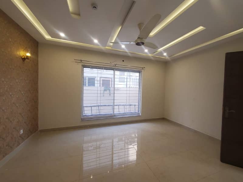 10 Marla Majestic House For Rent In DHA Phase 4, Block EE, Lahore. 11