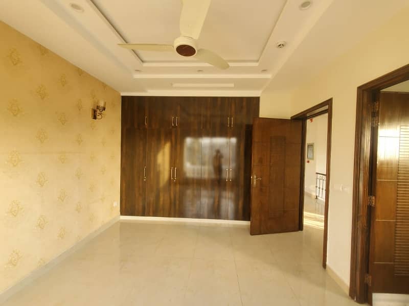 10 Marla Majestic House For Rent In DHA Phase 4, Block EE, Lahore. 12