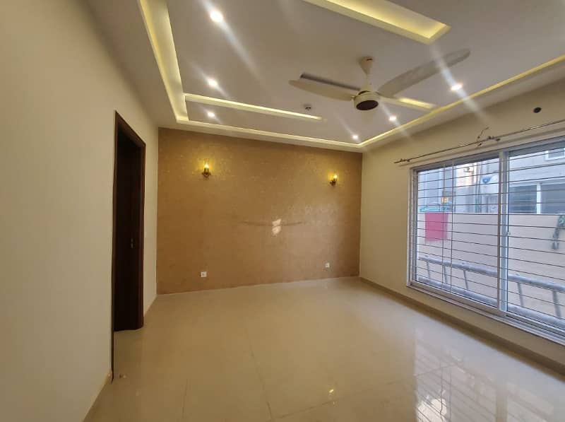 10 Marla Majestic House For Rent In DHA Phase 4, Block EE, Lahore. 14