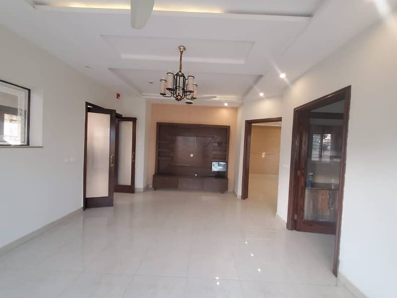 10 Marla Majestic House For Rent In DHA Phase 4, Block EE, Lahore. 16