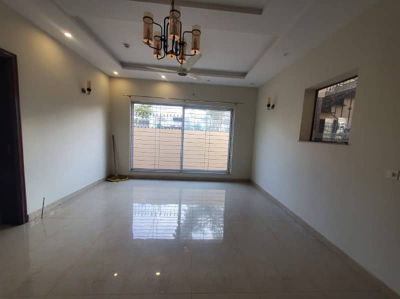 10 Marla Majestic House For Rent In DHA Phase 4, Block EE, Lahore. 17