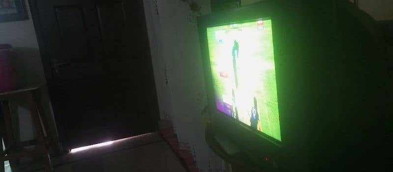 selling Sony tv in very good condition 2