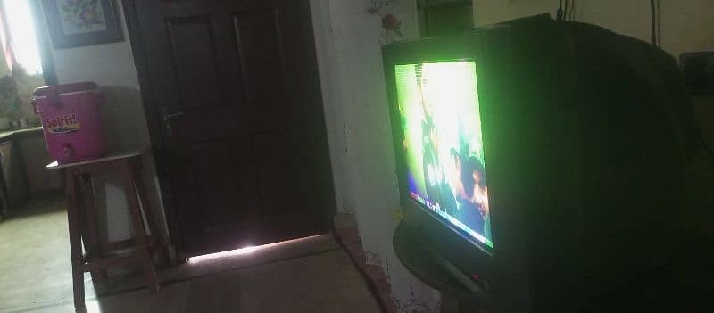 selling Sony tv in very good condition 3