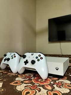 Xbox One S 500GB + 2 Controllers