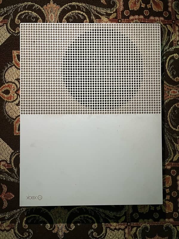 Xbox One S 500GB + 2 Controllers 1