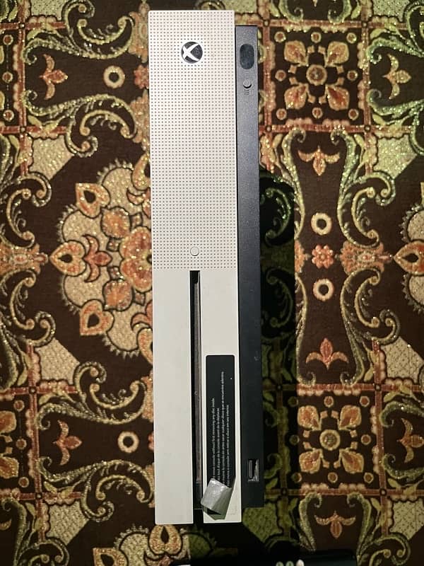 Xbox One S 500GB + 2 Controllers 3